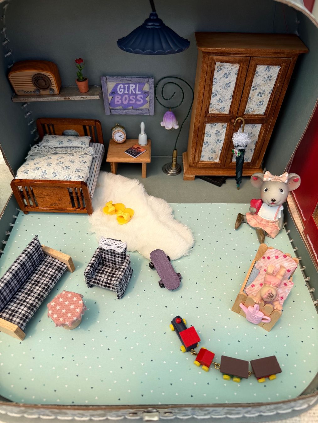 Maileg Case e mobili per bambole: Mädchenzimmer im Köfferli 1:12 – Nuovo (secondo la descrizione) da Oberentfelden venduto da Bumi_66