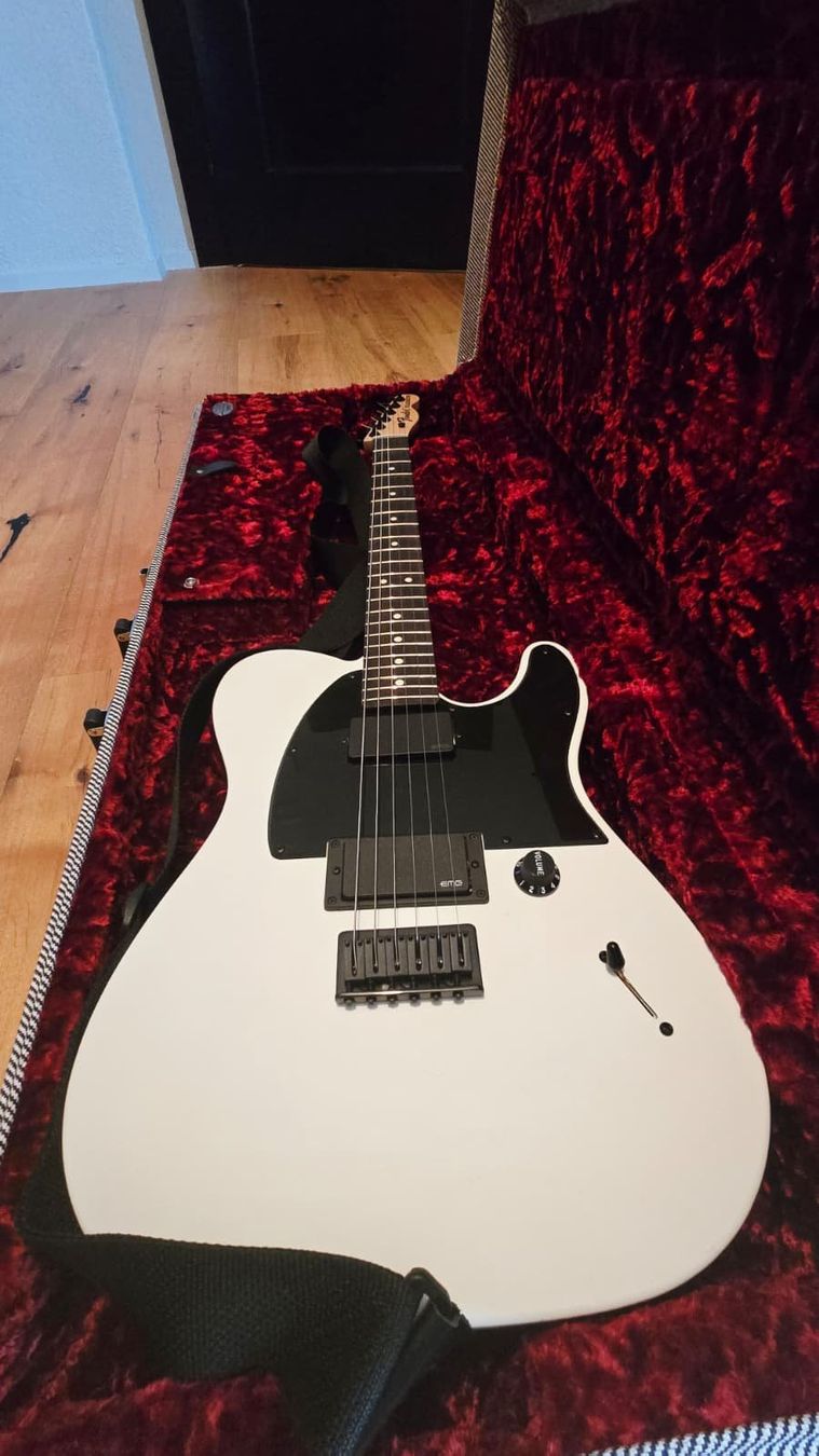 Fender Instruments de musique: Fender Jim Root Telecaster, Flat White – D'occasion à Einsiedeln par Hugh_Idiyit