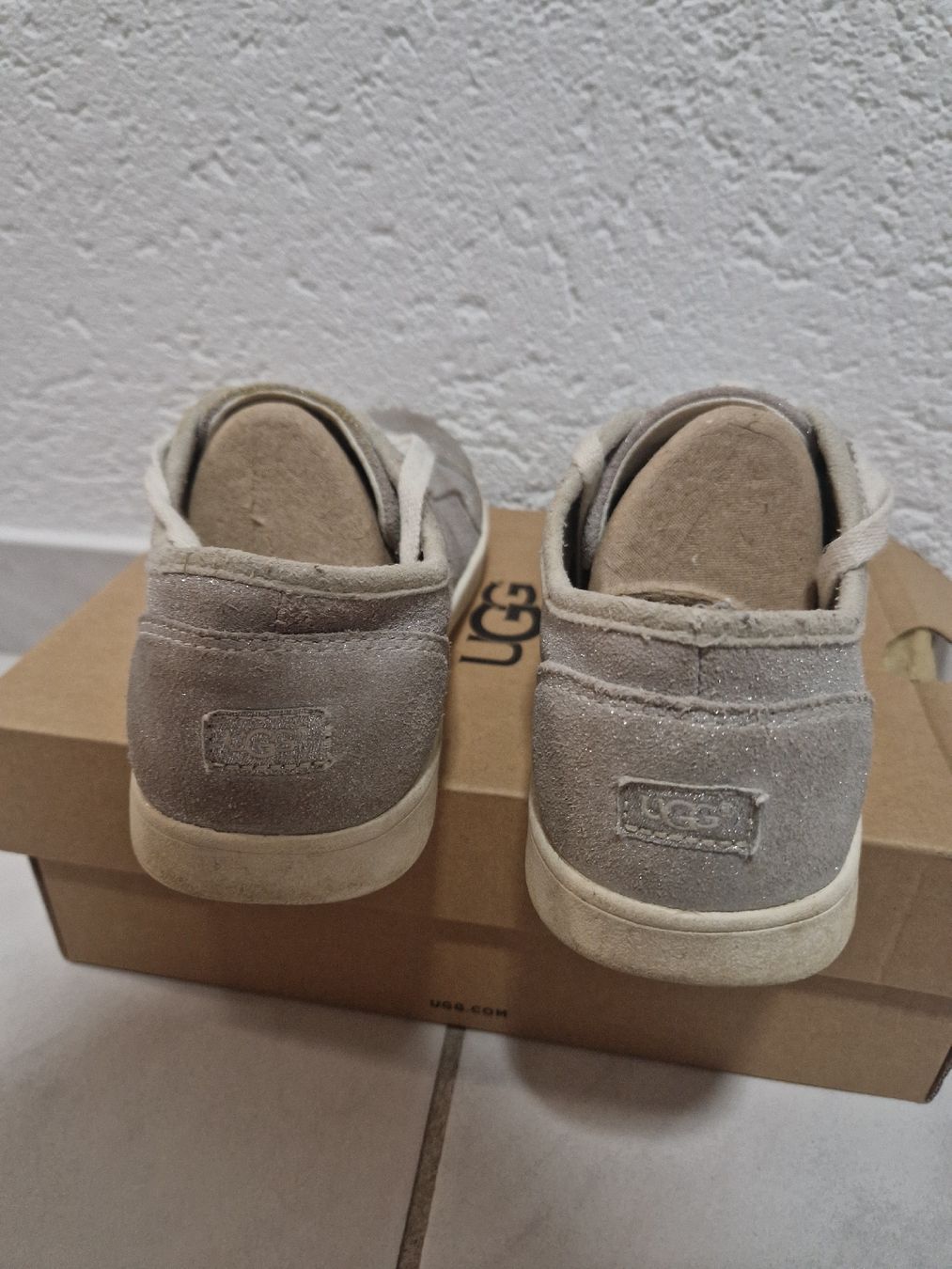 Ugg Scarpe per ragazze: UGG Sneaker Gr. 34 silber glitzernd Schuhe Frühling – Usato da Mellingen venduto da BiBi.16 3