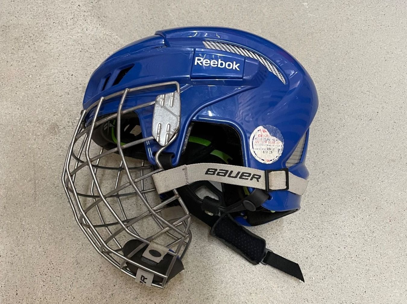 Schutz & Schoner: Eishockey Ausrüstung – Gebraucht aus Winterthur von  1