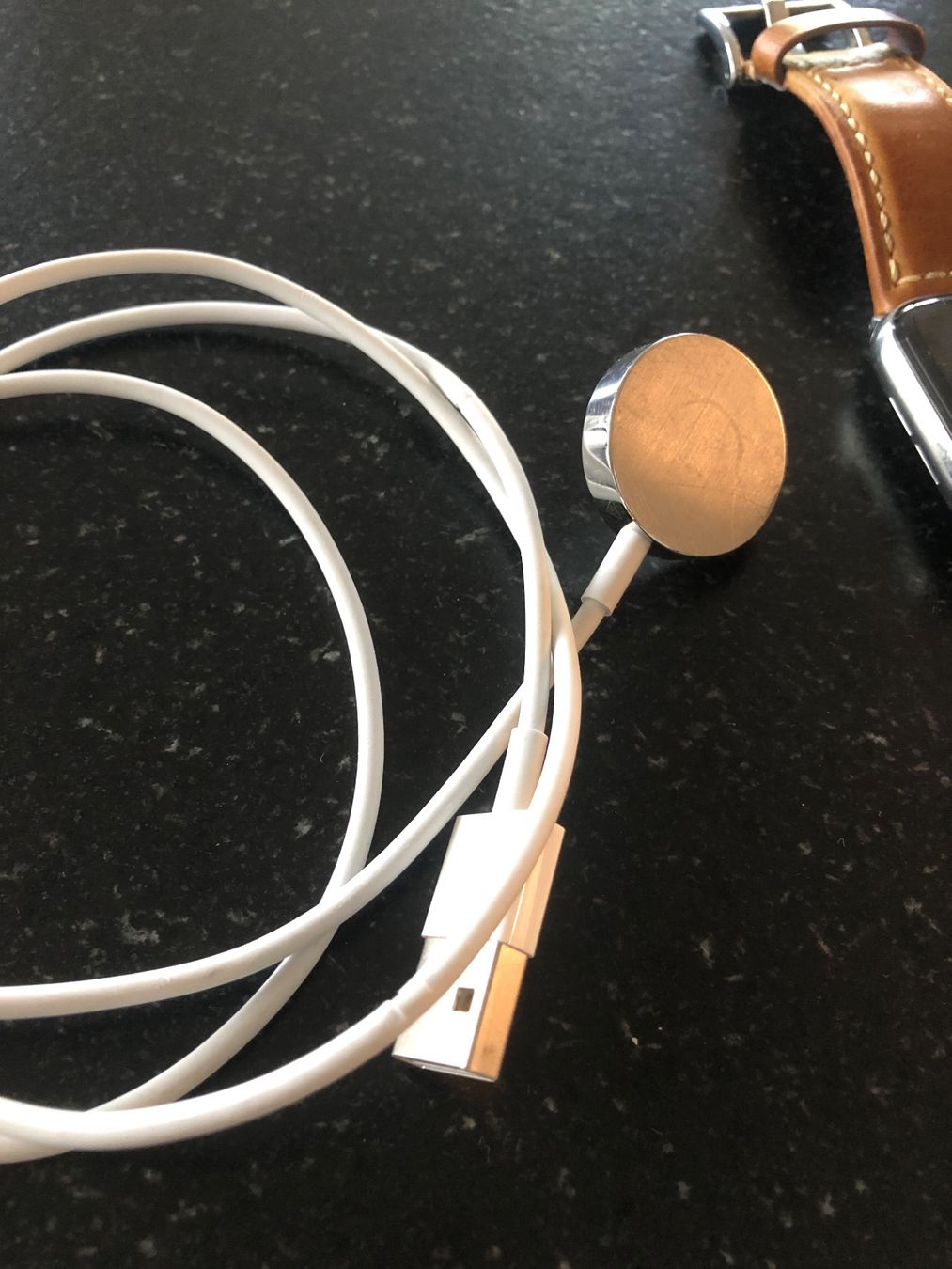 Apple Smartwatch: Apple Watch Series 5 mit 2 Lederarmbänder + 3 Siliconebänder – Usato da Gutenswil venduto da Hermione1 5
