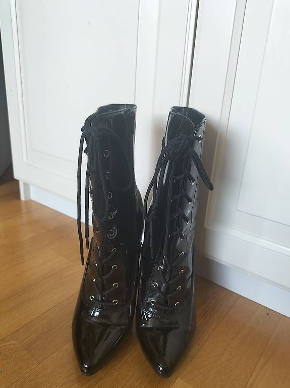 Scarpe da donna: Bottines Pleaser noir en cuir verni – Usato da Vevey venduto da fra_fs8w 3