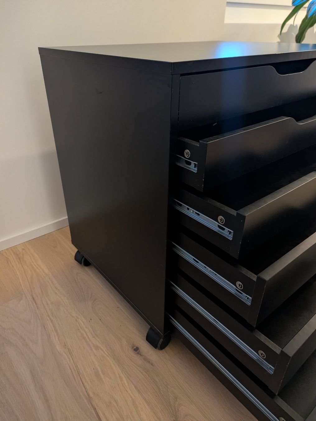 Ikea Commodes: IKEA Kommode schwarz auf Rollen – D'occasion à Wettingen par GinMod 1