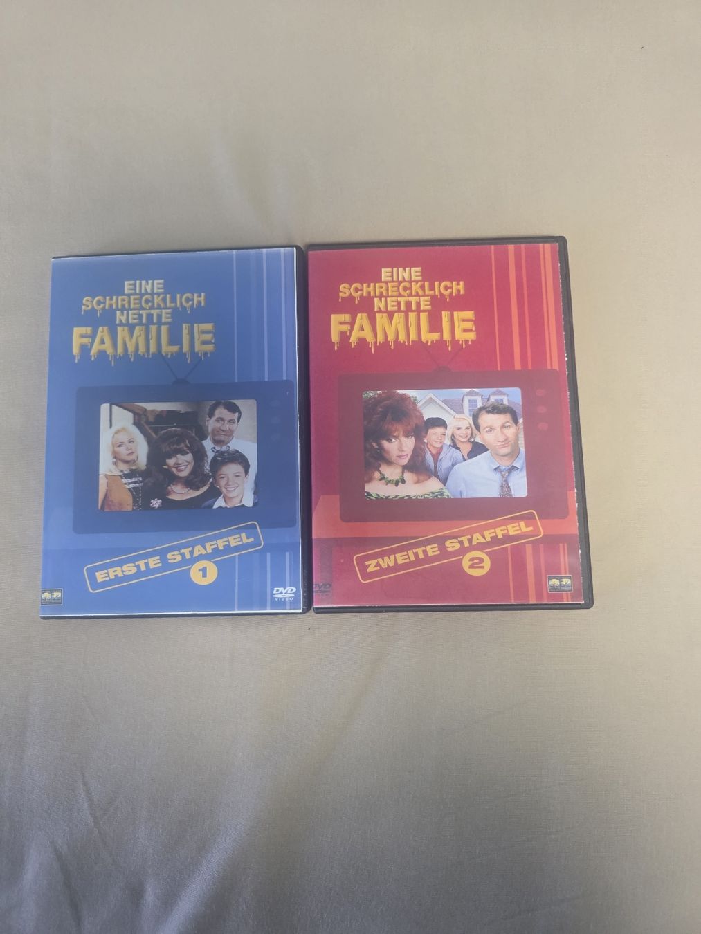 Tutti i DVDs: Eine schrecklich nette Familie DVDs 1 & 2, – Usato da Klingnau venduto da tom_rd6b