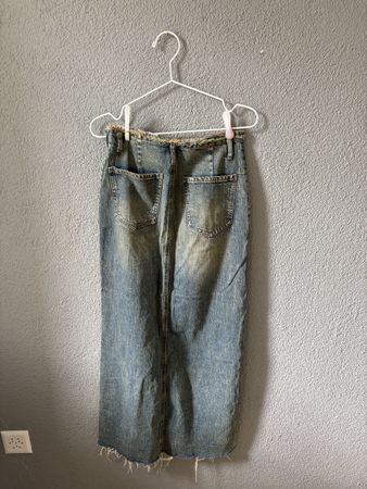 Jupe longue en jean bleu avec fente bord effiloché