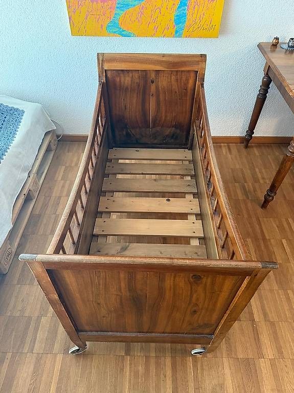 Letti: Schönes antikes Kinderbett auf Rollen – Usato da Hinterkappelen venduto da topo12 1