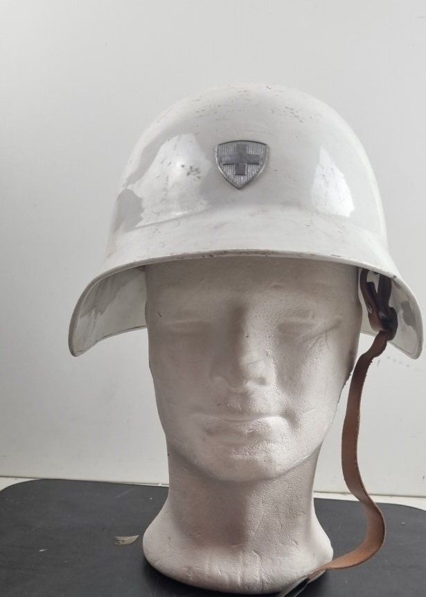 Schweizer Armee Uniformi & Effetti personali: Schweiz, Stahlhelm M18  weiss Werksschutz – Usato da Flums venduto da Flumsantik