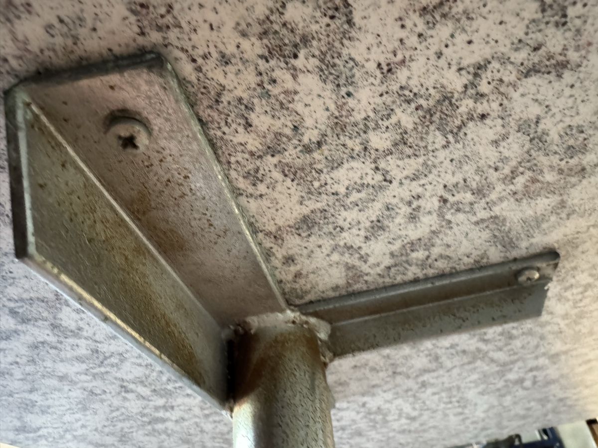 Tavoli: Massiver Holztisch mit Platte in Steinoptik – Usato da Embrach venduto da Mako14 4