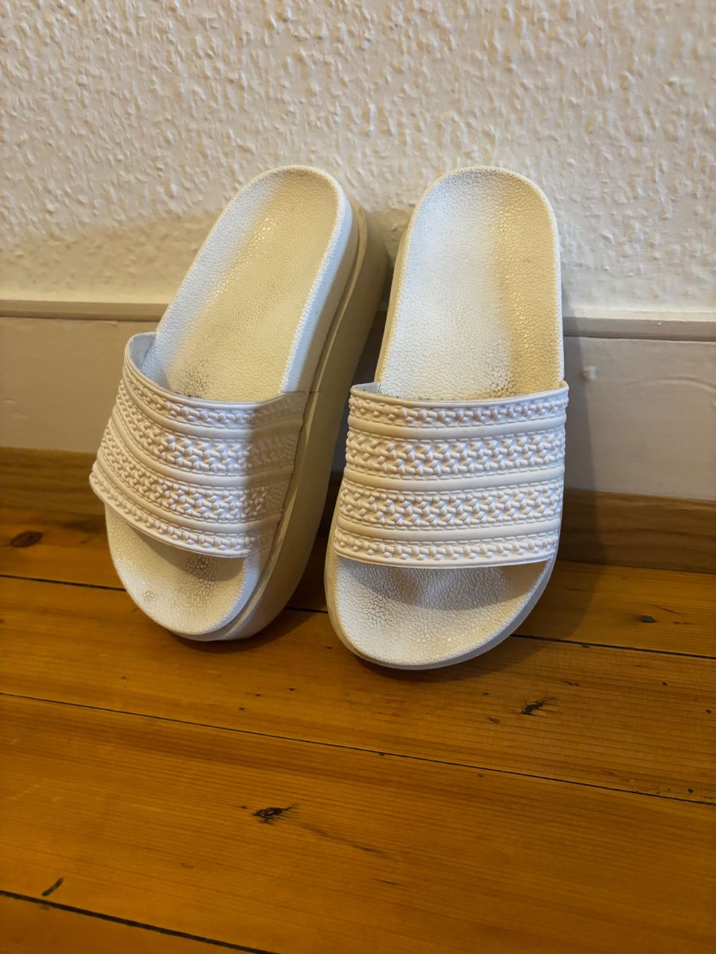 Adidas Damenschuhe: Adidas adilette plateforme 37 – Gebraucht aus Vevey von tach 4