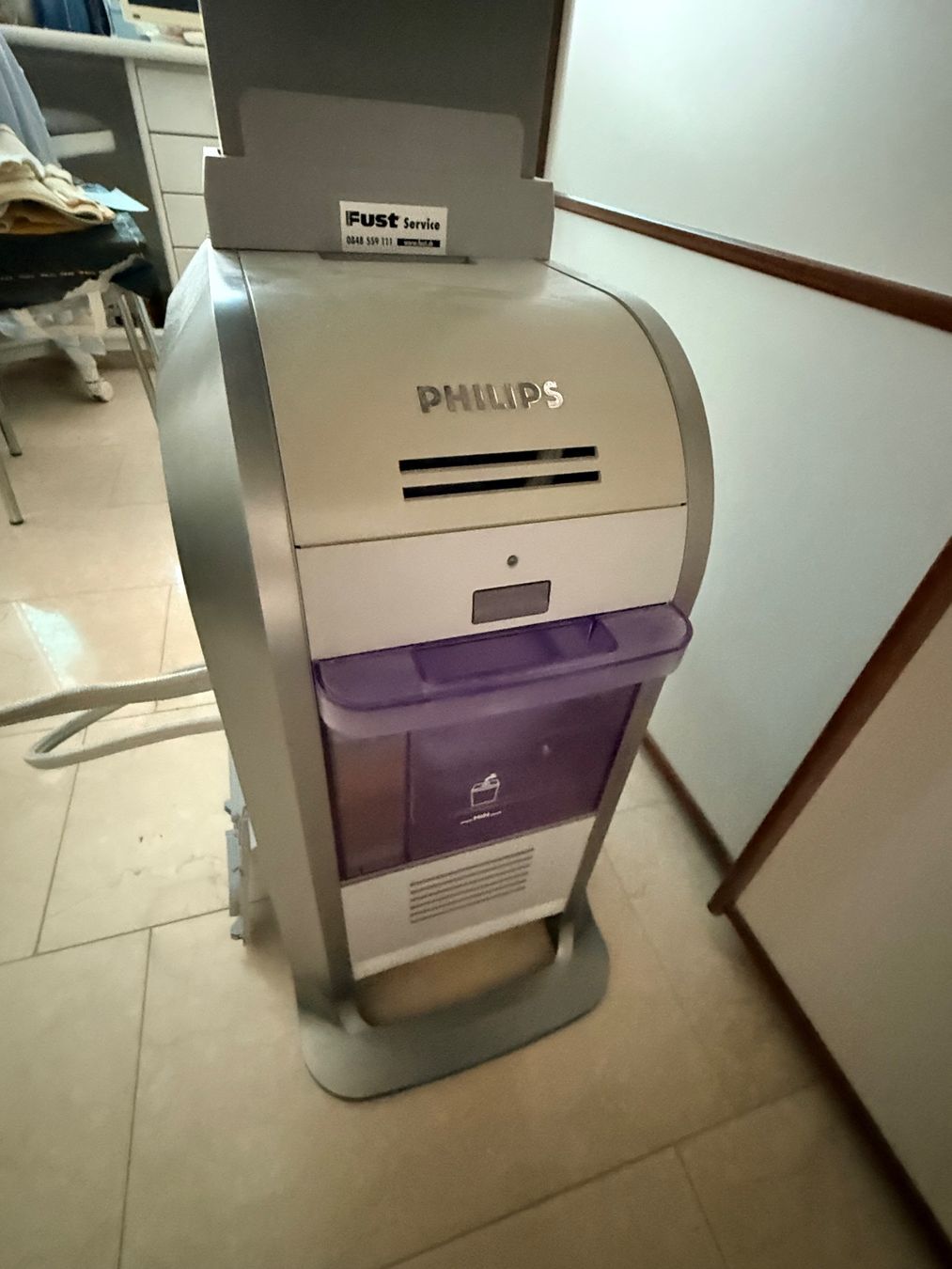 Philips Ferri da stiro: Philips WardrobeCare Bügelsystem – integrierter Wassertank – Usato da Hinwil venduto da betty_blue 4