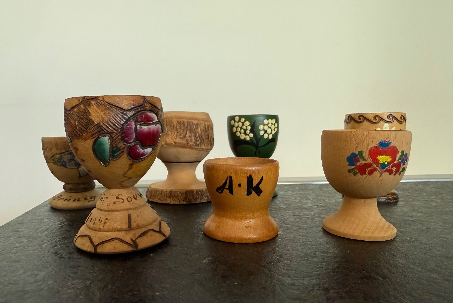 Altre Stoviglie: 7 Vintage Eierbecher Holz bemalt Deko Ostern – Usato da Basel venduto da Rouge. 1