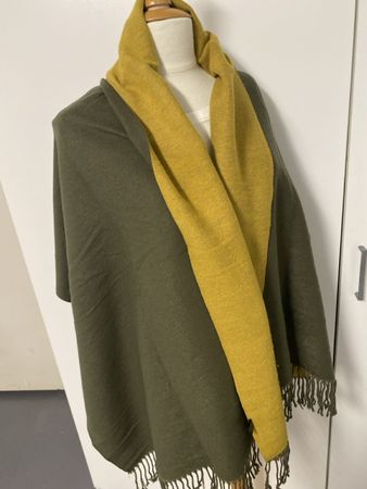 Grosser Schal aus Wolle und Viskose senf/olive