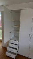 Weisser Kleiderschrank mit Schubladen & Kleiderstange