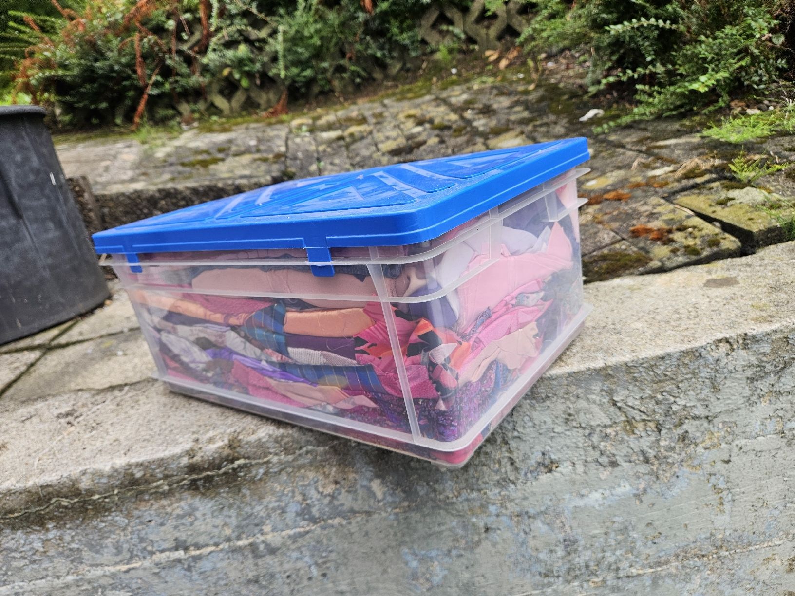 Stoffe: diverse Kisten mit stoffresten / bastelmaterial – Gebraucht aus Oetwil am See von akkawi 2