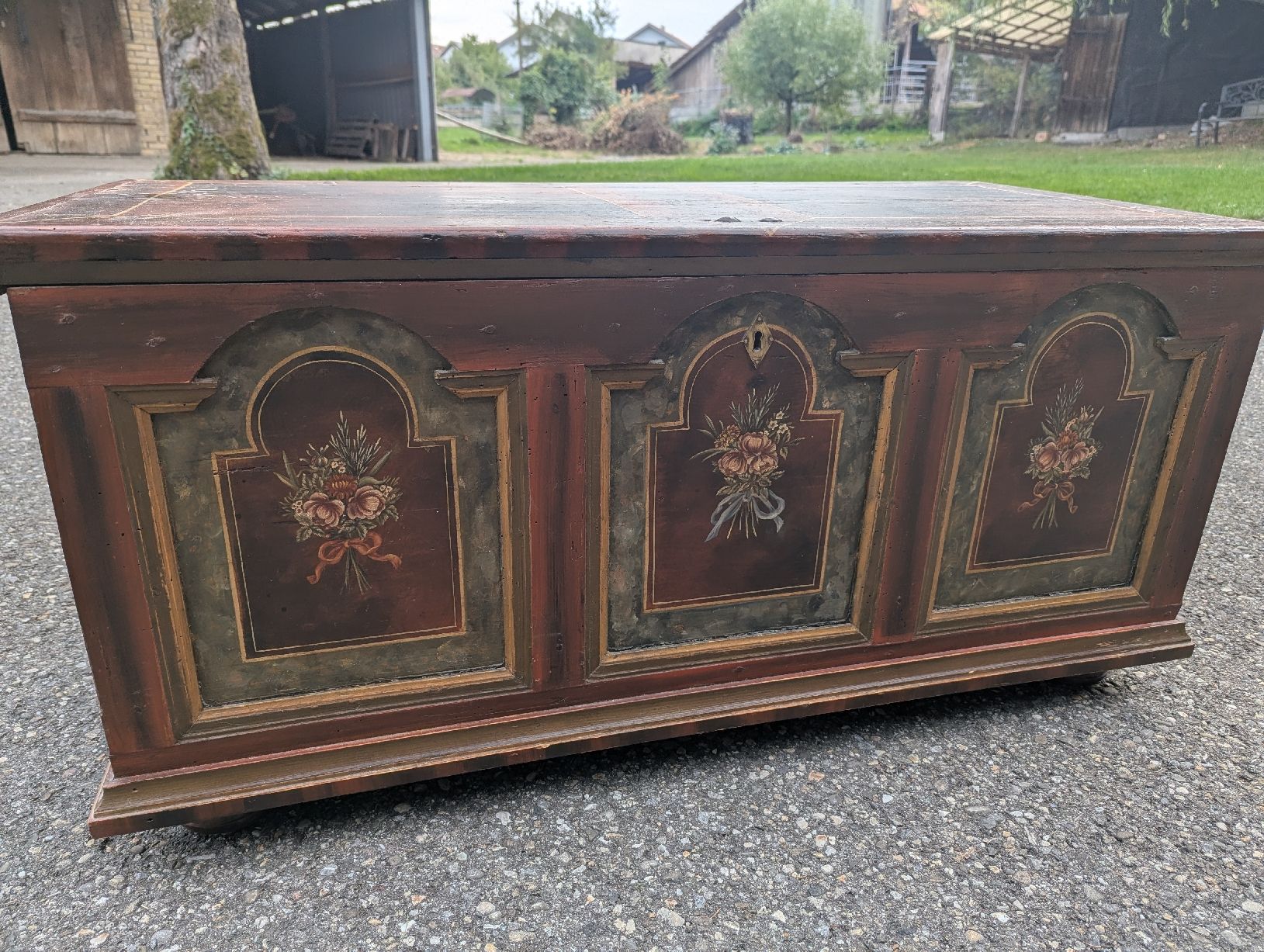 Truhen: Bemalte Holztruhe – Gebraucht aus Lüsslingen von Famshop 7