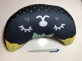 Coussin de nuque pour enfant, noir à pois jaunes 💛!