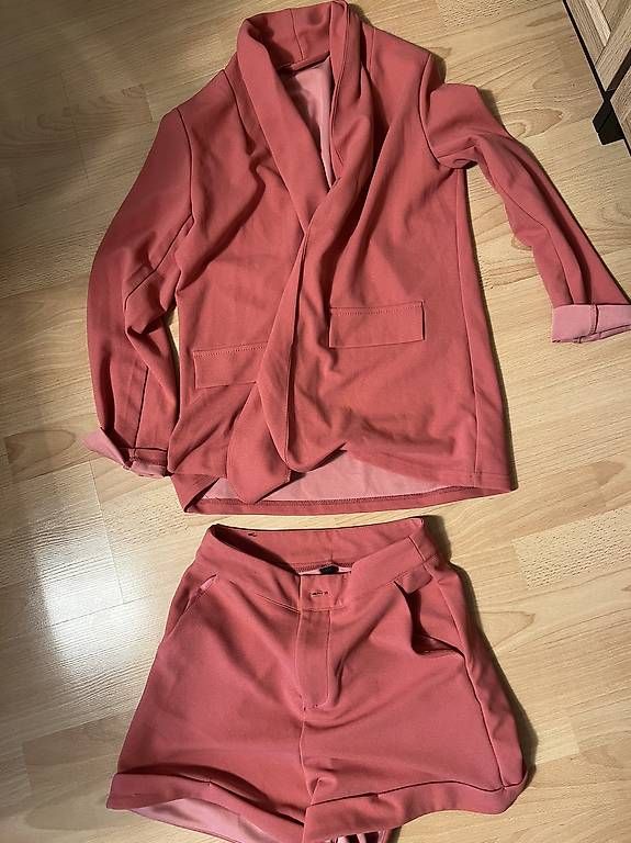Completi & Tailleur: 2x Damen Anzug kurz – Usato da Tuggen venduto da Tantas 1