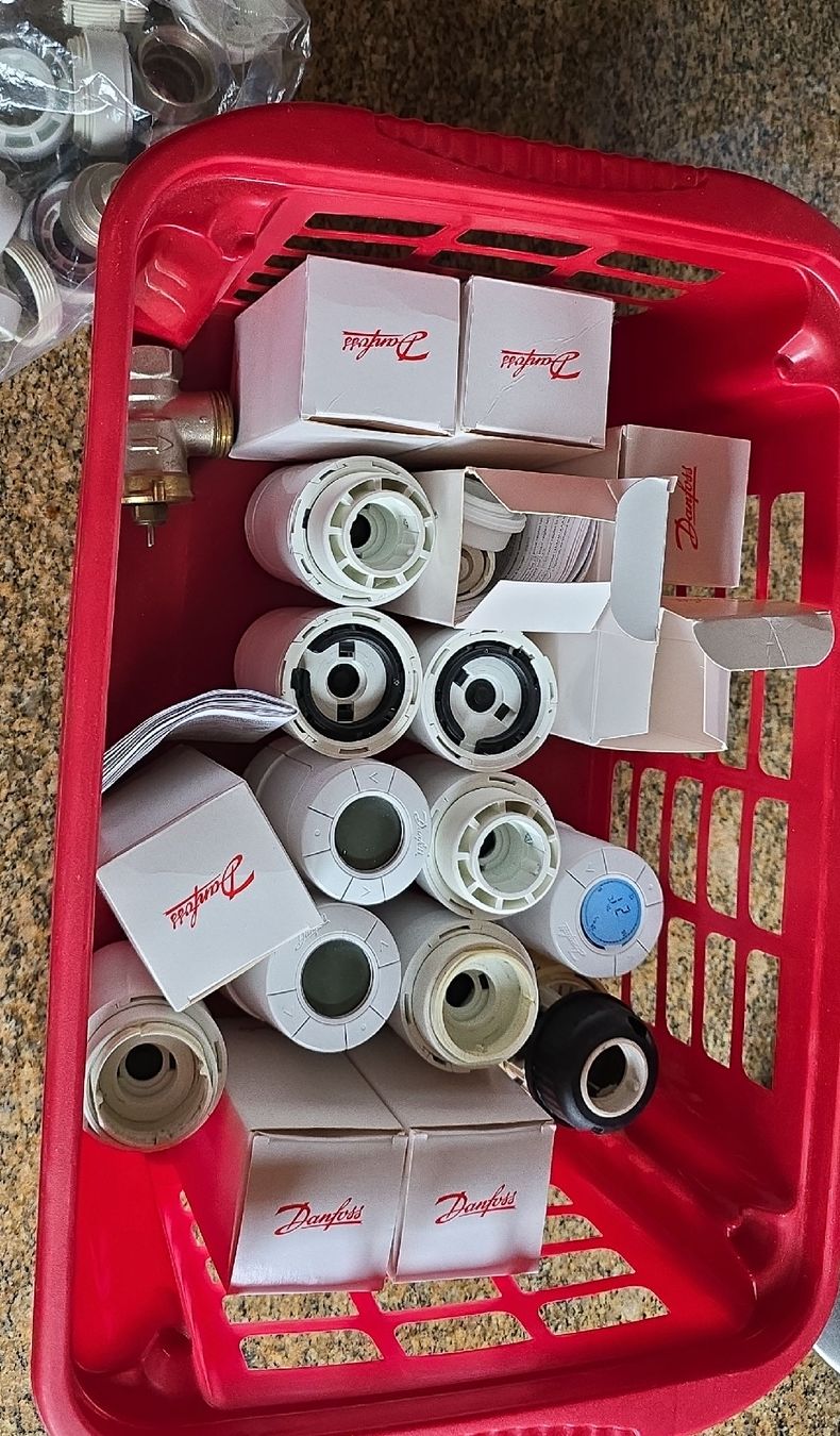 Radiatori: Danfoss Thermostatköpfe automatisch – Usato da Schüpfen venduto da Oblivion2013