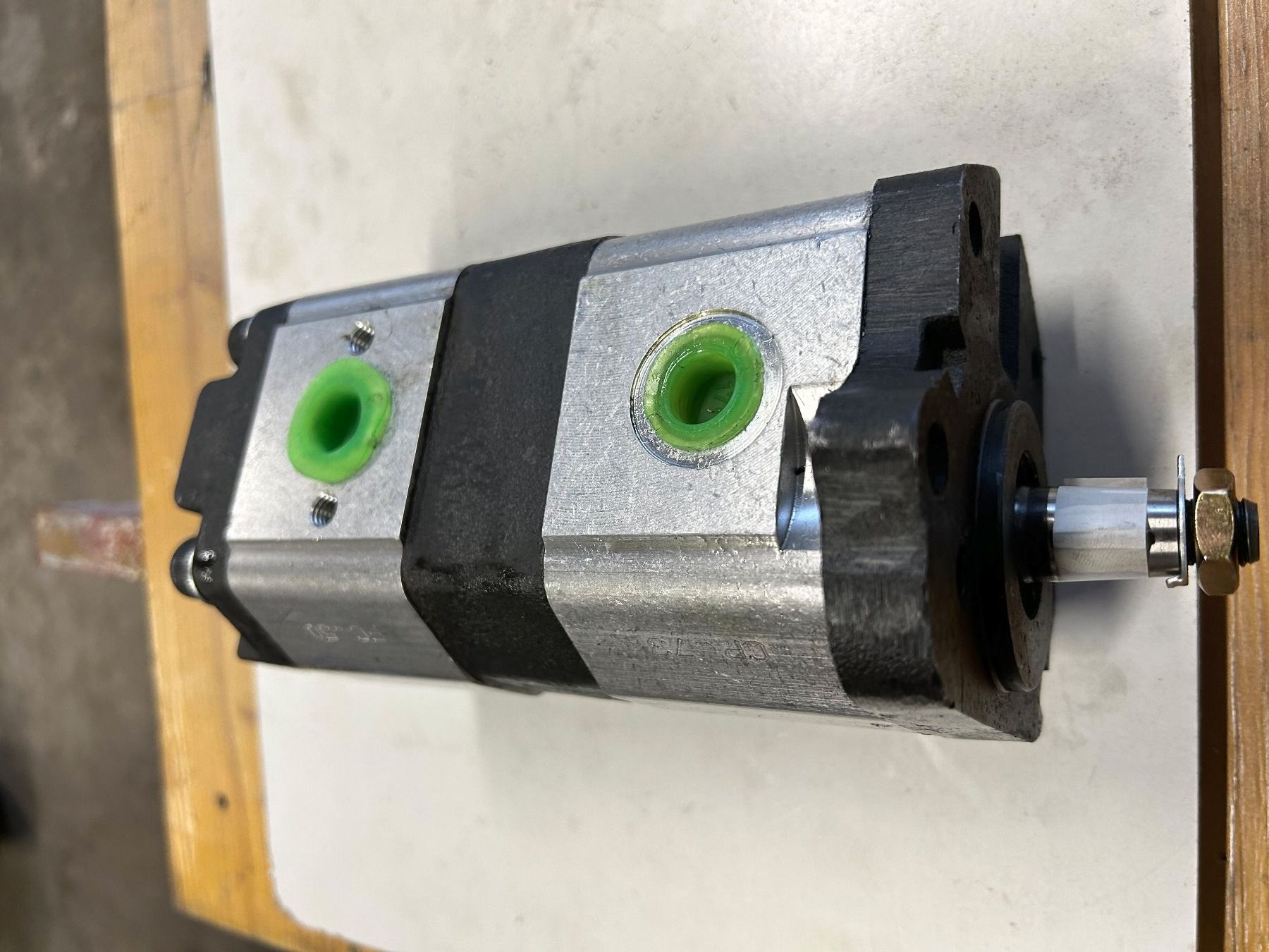 Massey Ferguson Traktoren: MF-Hydraulik Doppelpumpe (300) – Neu und originalverpackt aus Rothenthurm von mf-schuler 1