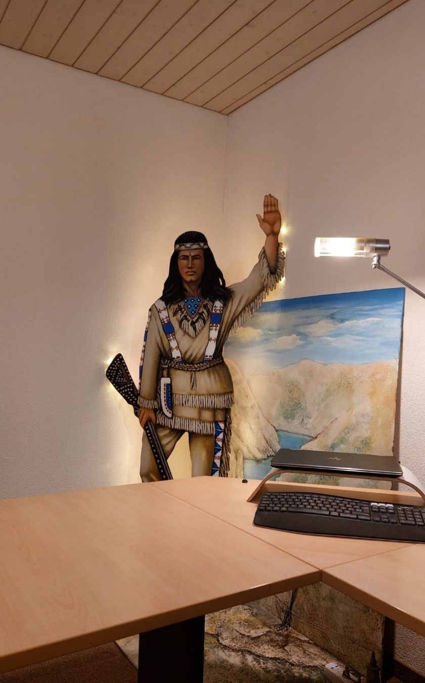 Figuren: Lebensechte Winnetou-Figur mit Beleuchtung & Hintergrundk – Gebraucht aus Bürglen TG von Lufis 1