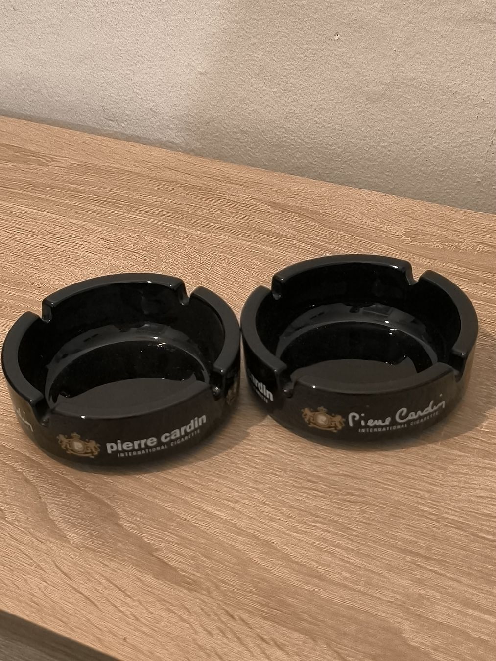 Aschenbecher: 2 Cendriers Pierre Cardin noirs élégants – Neu (gemäss Beschreibung) aus La Chaux-de-Fonds von lolmaker1007