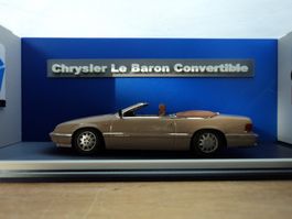 Chrysler Le Baron Convertible 1/43 in Präsentationsvitrine
