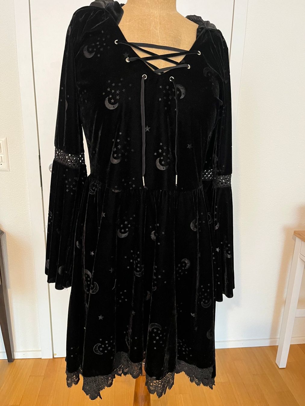 Kostüme: Hexenkleid aus Samt – Gebraucht aus Luzern von Aleoschli