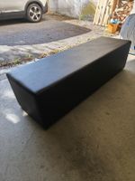 Schwarze Kunstlederbank, 145 × 54 × 45 cm, in gutem Zustand.