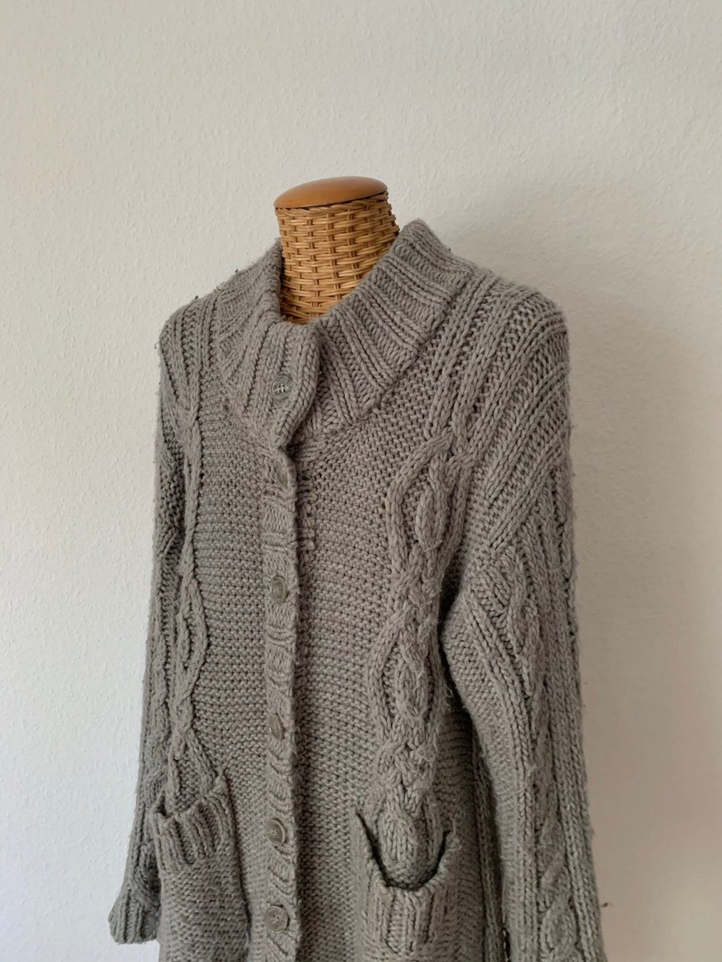 Mango Jacken: MANGO - Strickjacke grau M – Gebraucht aus Zürich von Diazaio 1