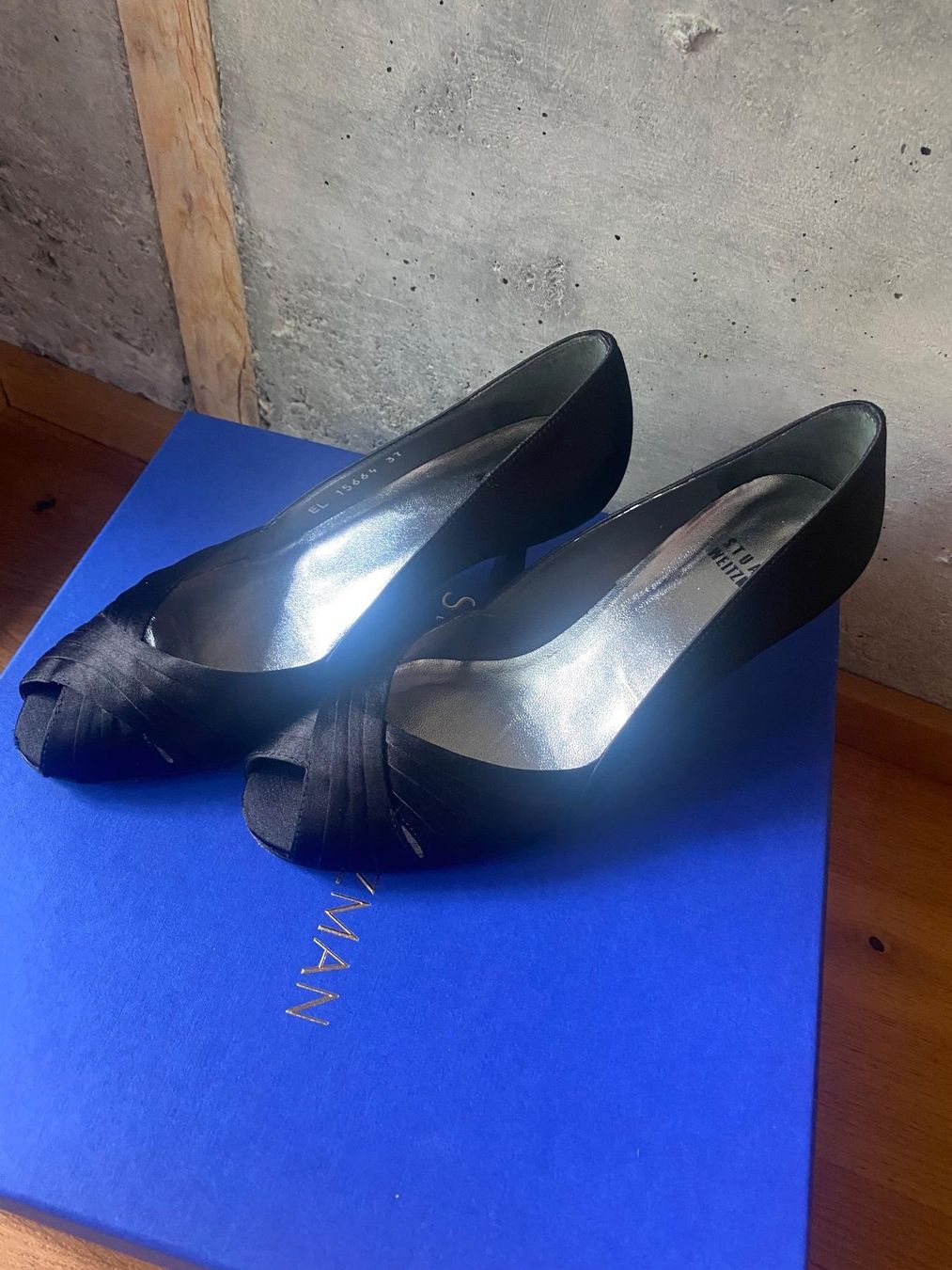 Stuart Weitzman Scarpe da donna: Stuart Weitzman Pumps Black Satin EL15664. Taille 37 – Usato da Gümligen venduto da Xochitl 3