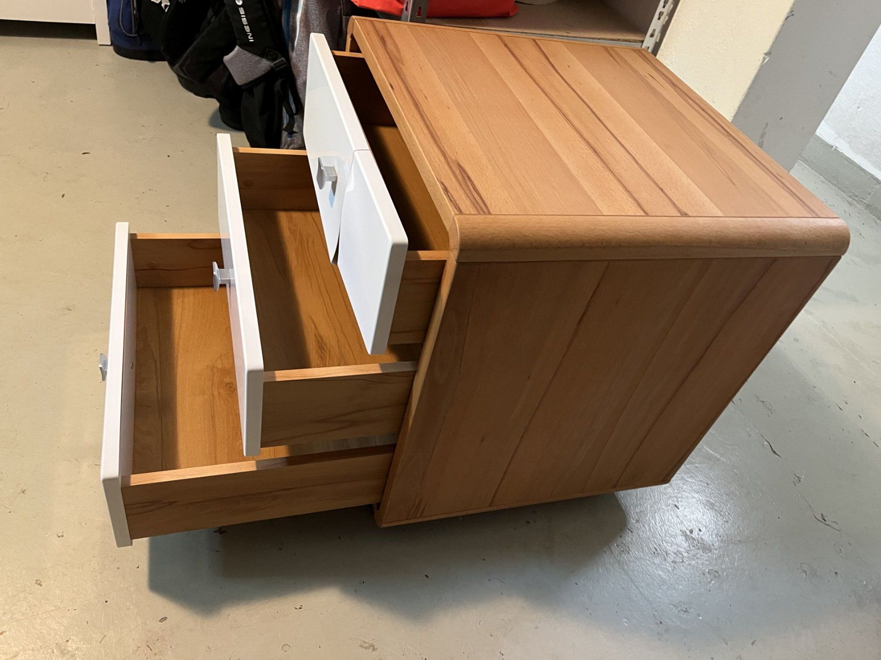 Cassettiere: Rollkorpus / Kommode / Nachttisch braun mit 3 Schubladen – Usato da Zumikon venduto da Jeuge 2