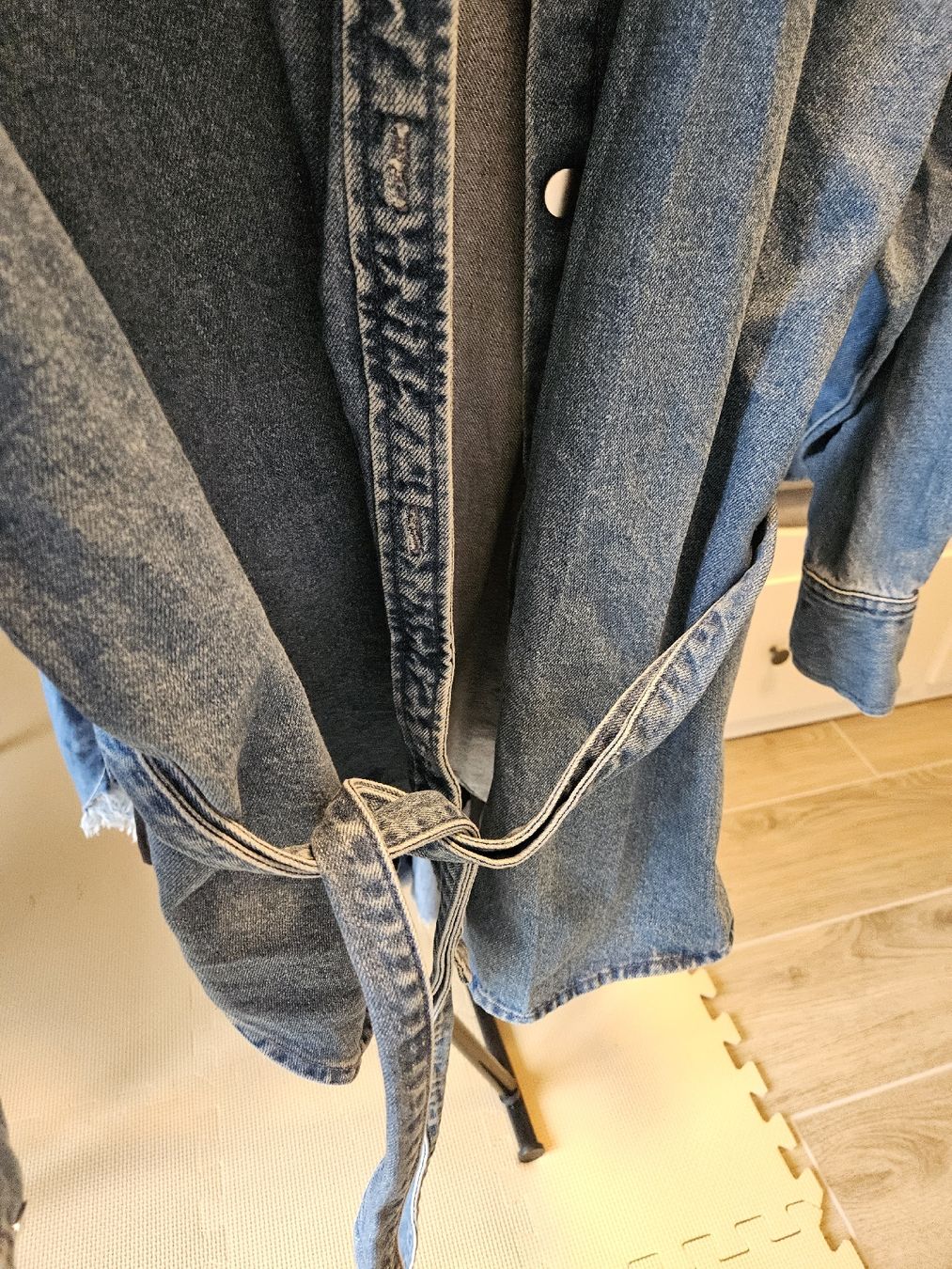 H&M Giacche: H&M Jeansjacke lang mit Gürtel, Gr L – Usato da Dübendorf venduto da ciindarxlla 3