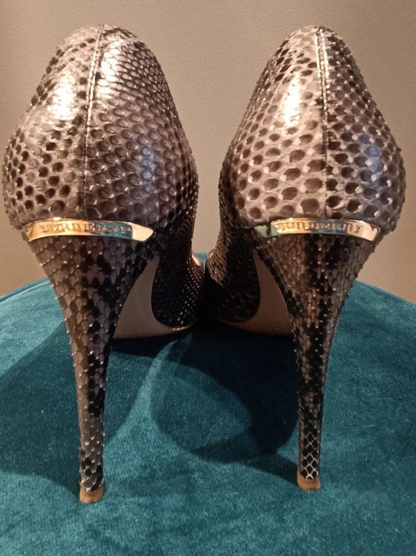 Burberry Scarpe da donna: Burberry Pumps, Schlangenleder-Optik, Gr. 37 – Usato da Zollikofen venduto da Proseco 2