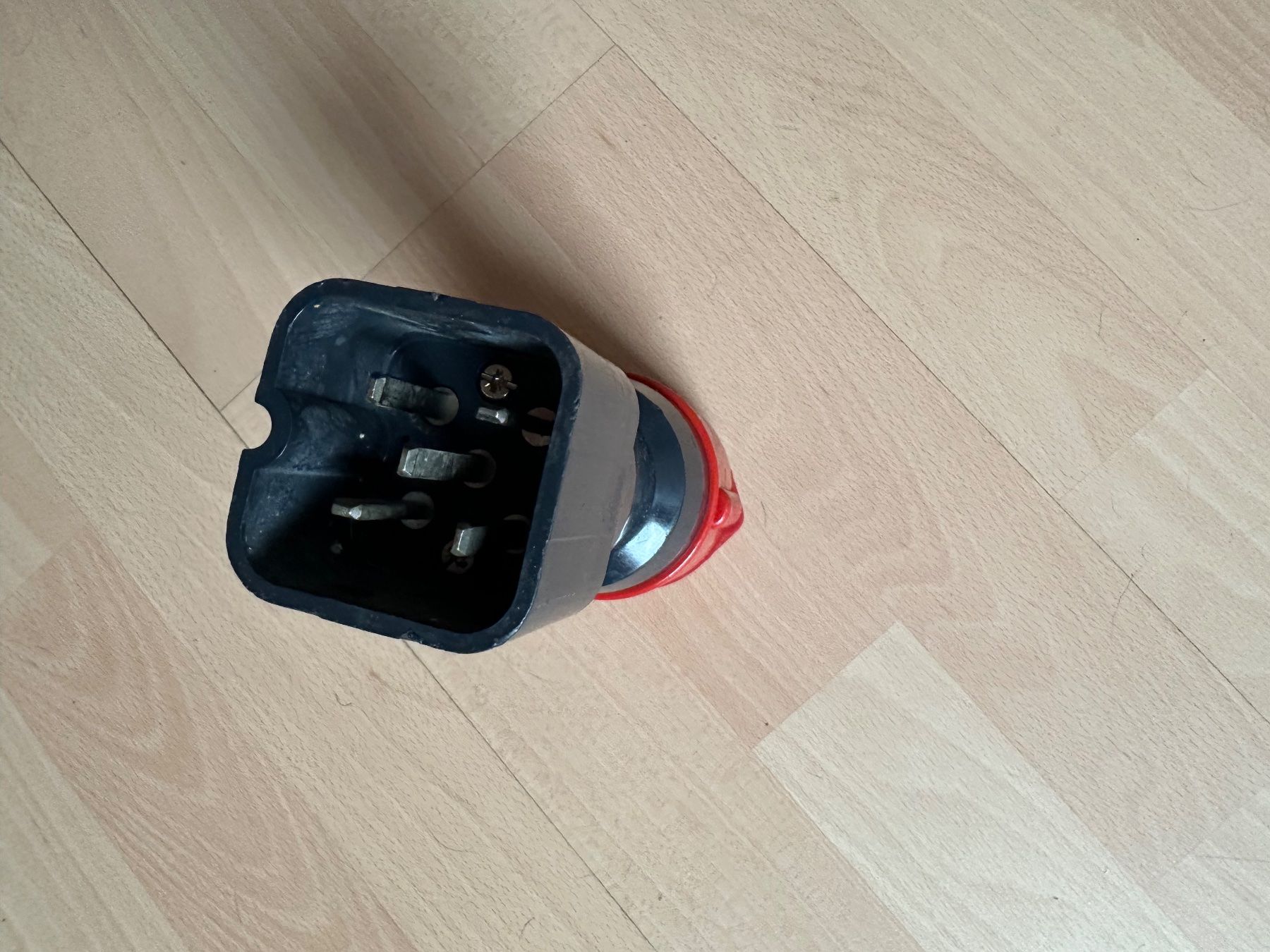 Unità & Adattatore: Adapter Stecker Übergang   J15/5 Pol  auf CEE 16 – Usato da Huttwil venduto da Bolpa 2