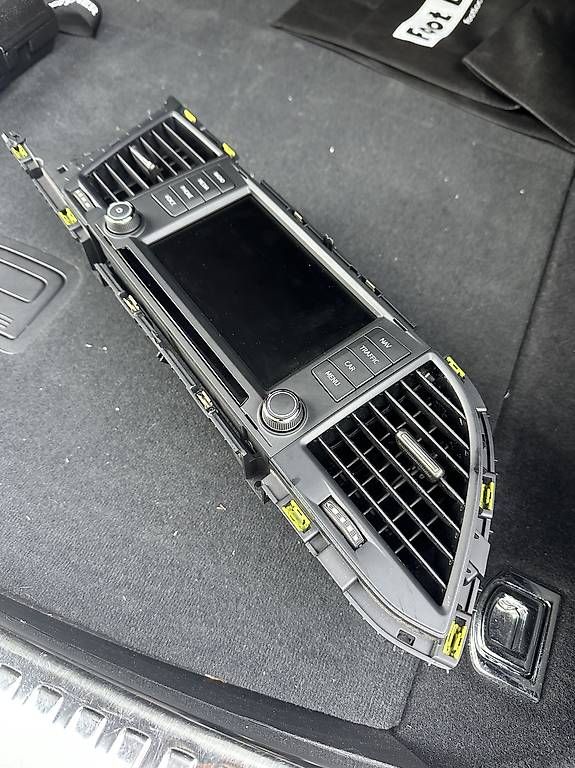 Tutti pezzi di ricambio auto: Seat/Cupra Leon Display MIB 2 mit Klimaschacht – Usato da Winterthur venduto da loki12345 1