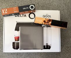 DELTA Q Mini Qool Kaffeemaschine in Grau + 20 Kaffeekapseln