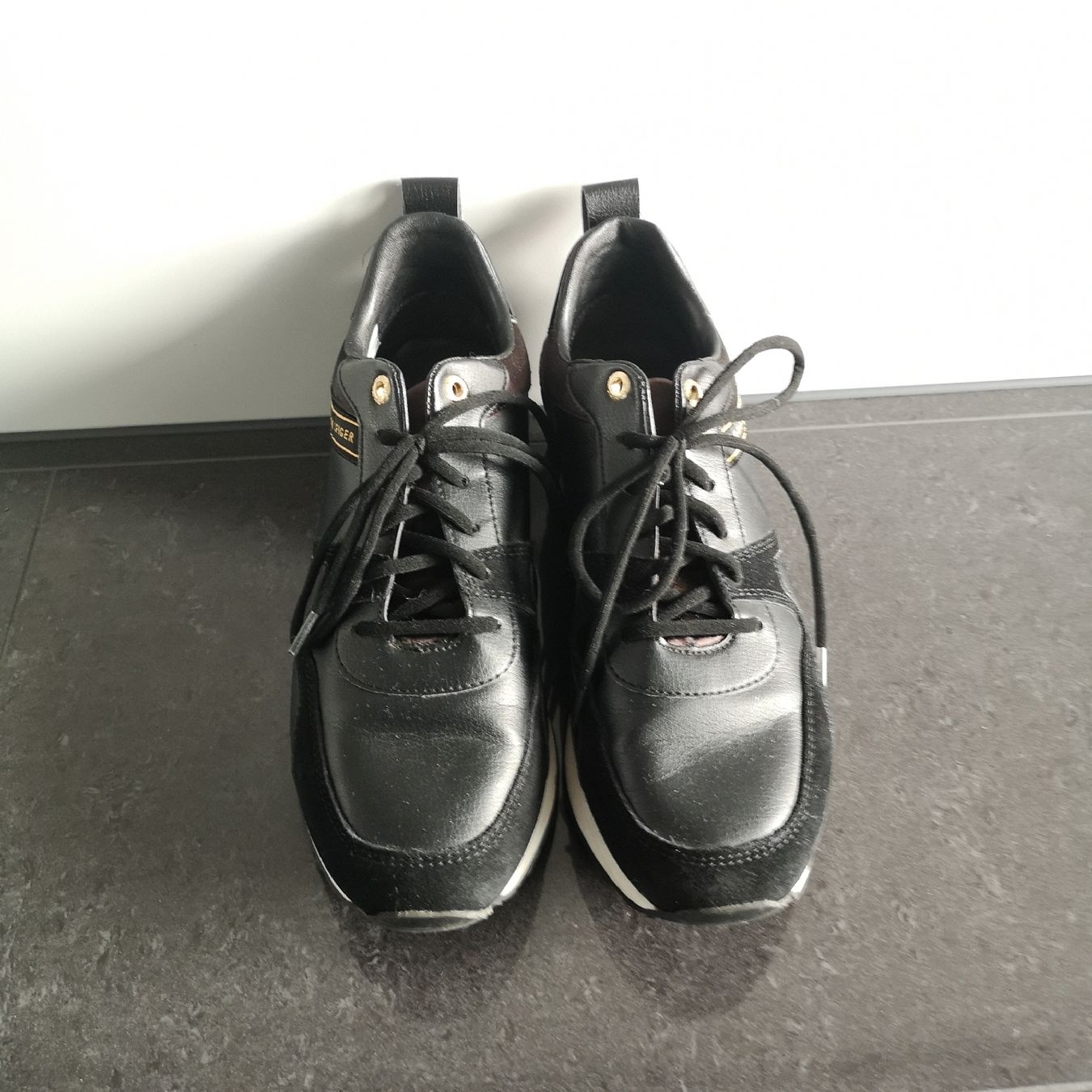 Tommy Hilfiger Damenschuhe: TOMMY HILFIGER Sneakers Gr. 40 – Gebraucht aus Baar von caflemma 1