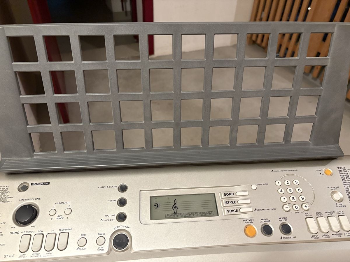 Yamaha Strumenti musicali: Yamaha Keyboard PSR-E313 mit Ständer und Netzteil – Usato da Romanshorn venduto da Ssivakumar 3