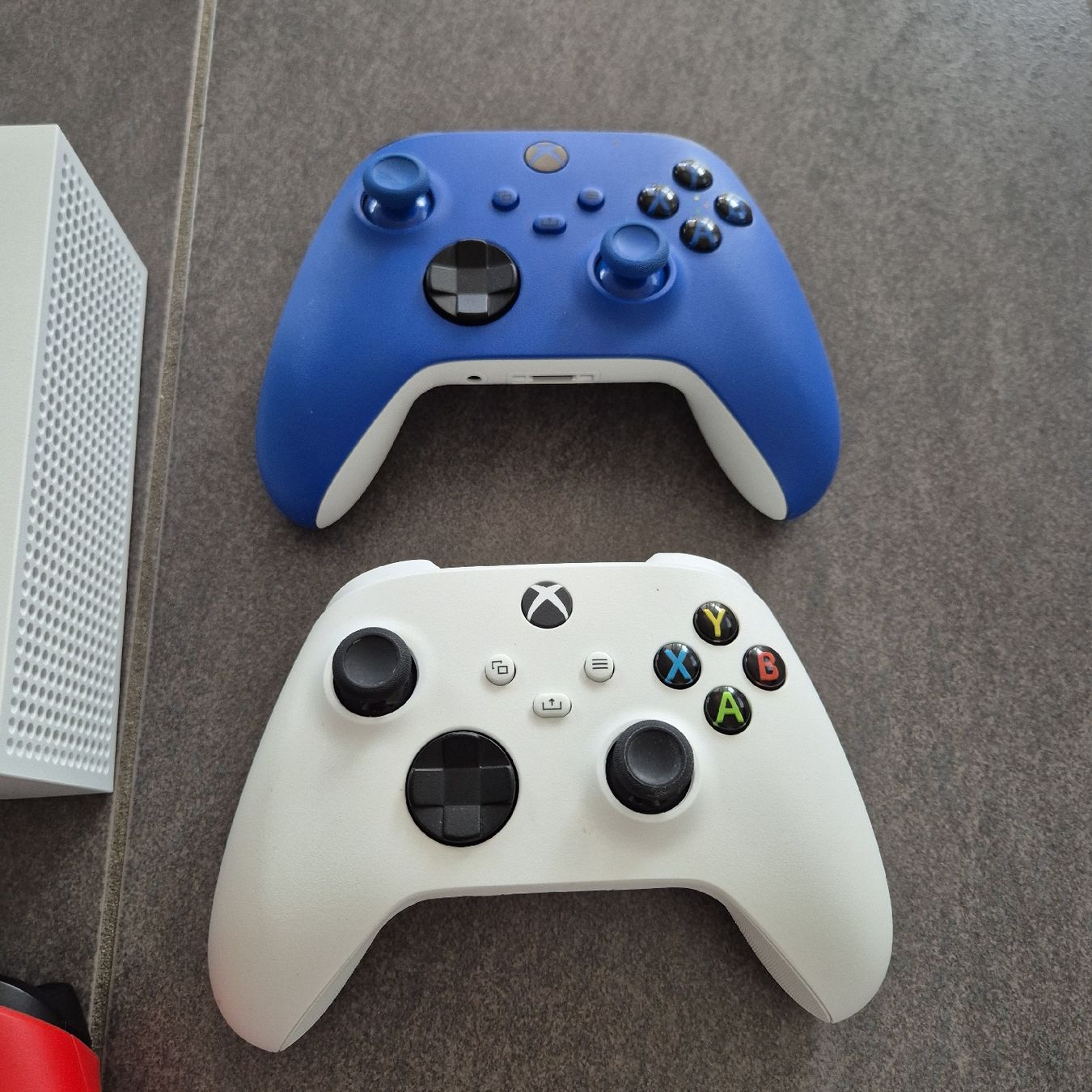 Microsoft Konsolen: Xbox Series S inkl. 4 Controller – Gebraucht aus Birr von Hombrero 3