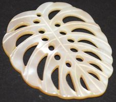 Anhänger gelocht L-8403 – Perlmutter Blatt weiss 40x36mm