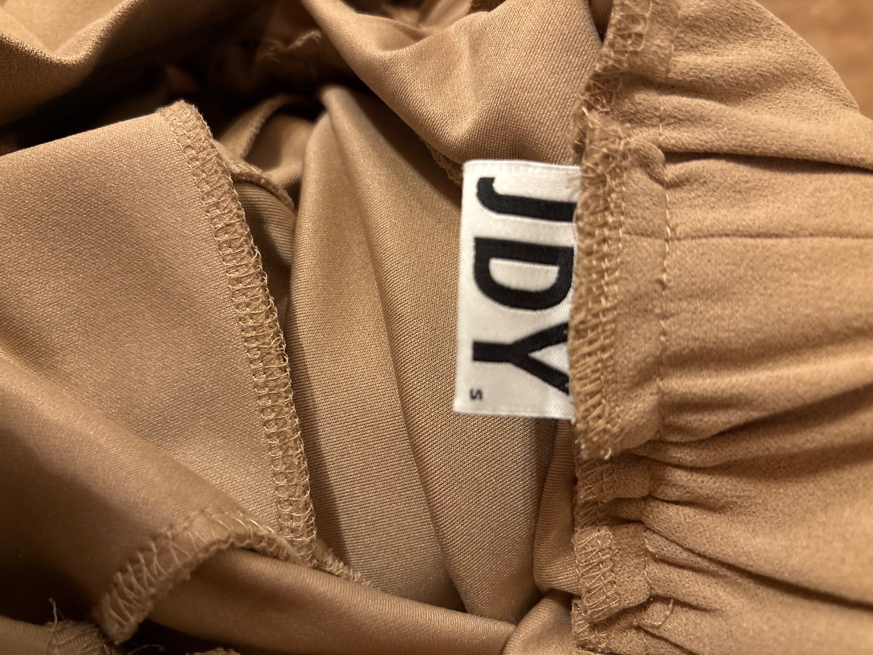 Pantaloni: Pantalon beige – Usato da Grandvillard venduto da Elsa.Del 2