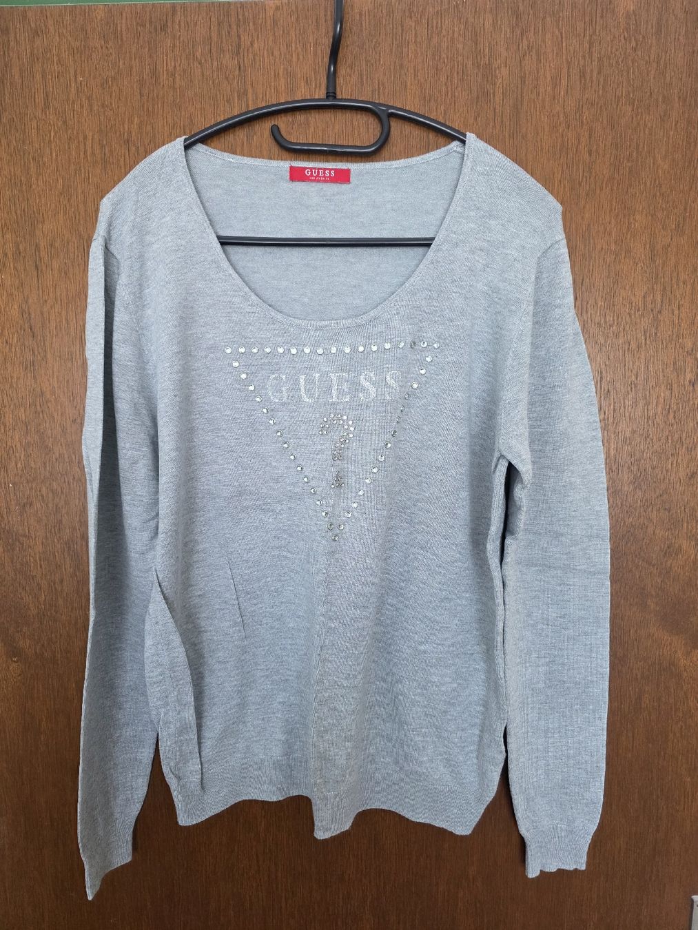 Guess Pullover & Sweatshirts: Pullover Guess grau Grösse L mit Steinen – Gebraucht aus Eggenwil von Schramy