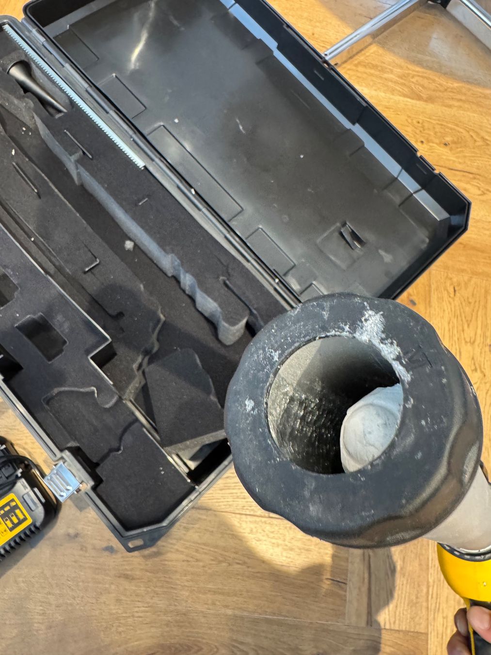 Dewalt Tutti gli attrezzi: DeWalt Akku-Kartuschenpistole DCE581NK – Usato da Dietlikon venduto da HighspeedUmzug 6