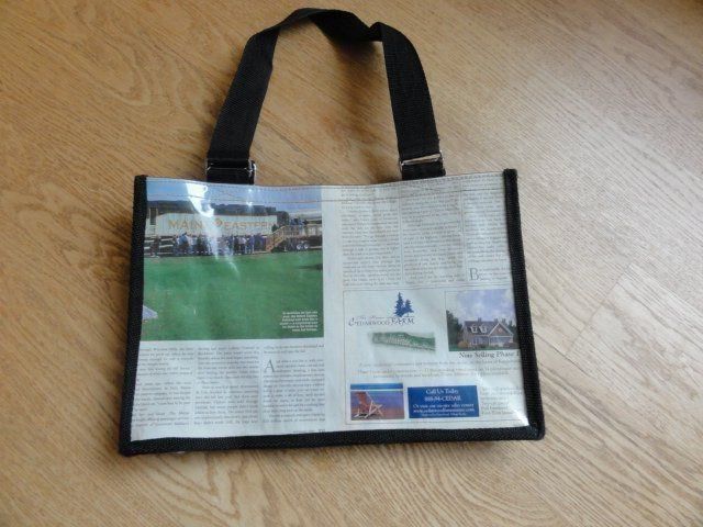 Taschen für Damen: Tasche mit Zeitungsansicht – Gebraucht aus Riedholz von Taweva