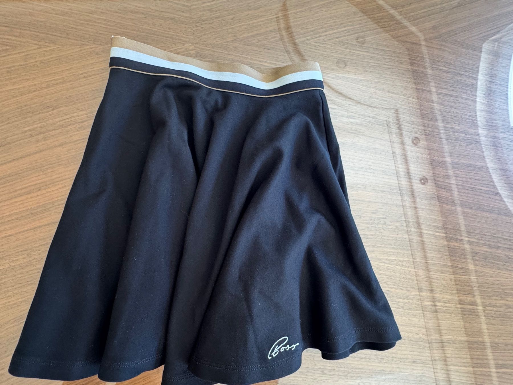 Hugo Boss Robes et jupes: Jupe Boss taille 8 ans – D'occasion à Conches par chn_hgl6 3
