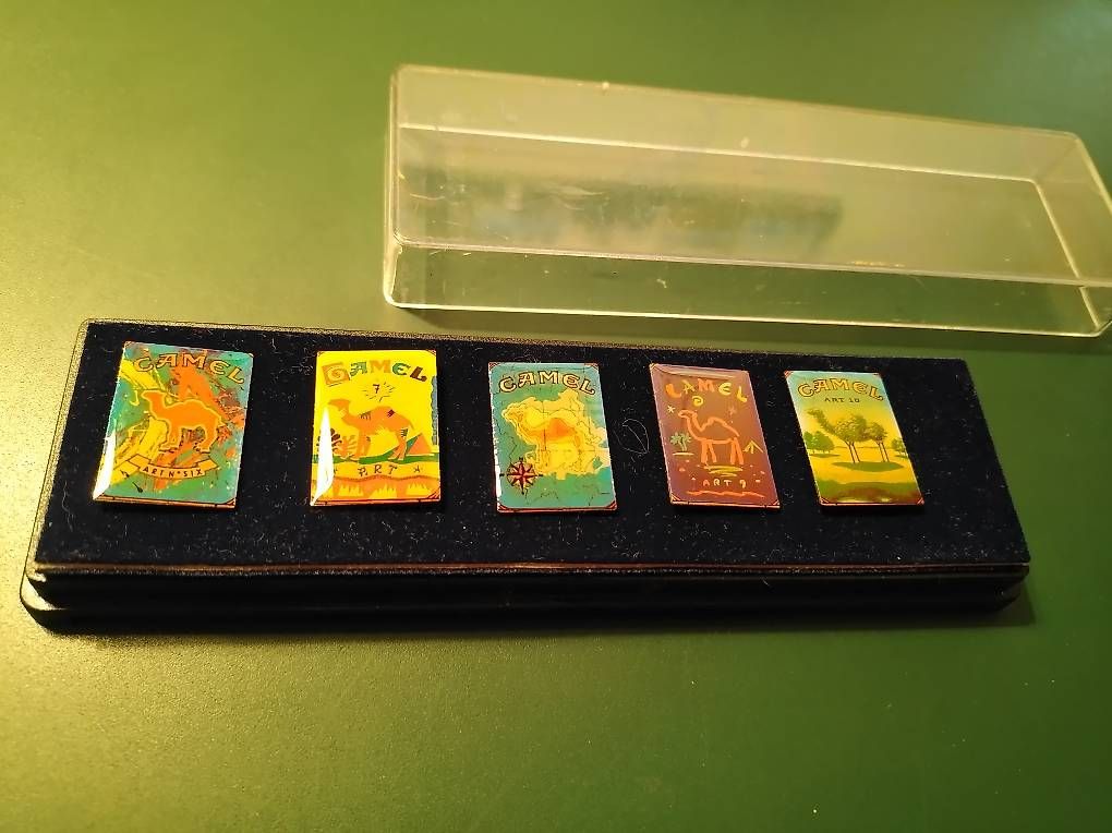 Placchette & Badge: Camel Pins – Nuovo e nell'imballaggio originale da Kleindöttingen venduto da mat_5zw9