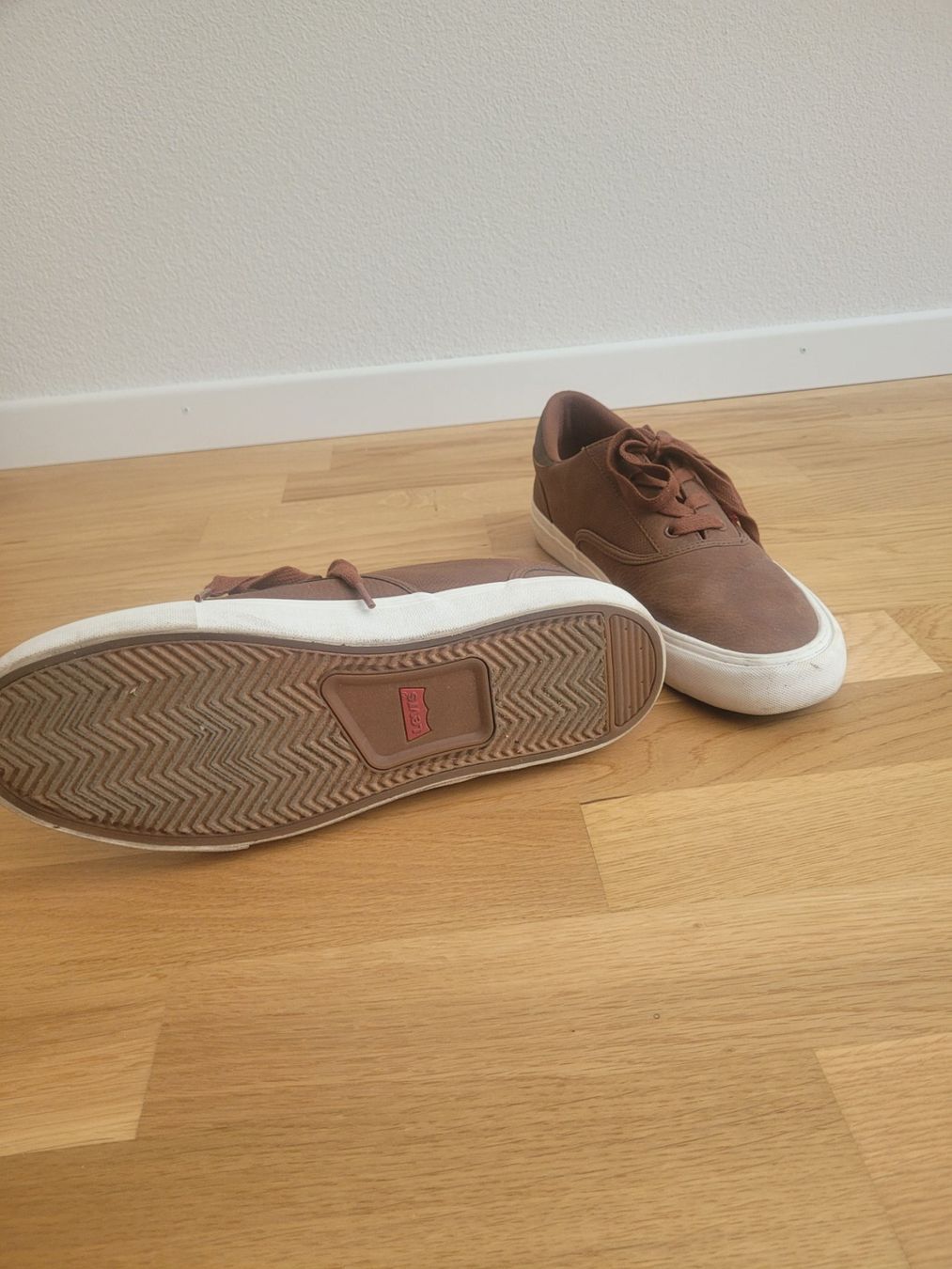 Levi's Scarpe da uomo: Brown sneakers Levi's size 44 – Usato da Samstagern venduto da jus_p9b9 1