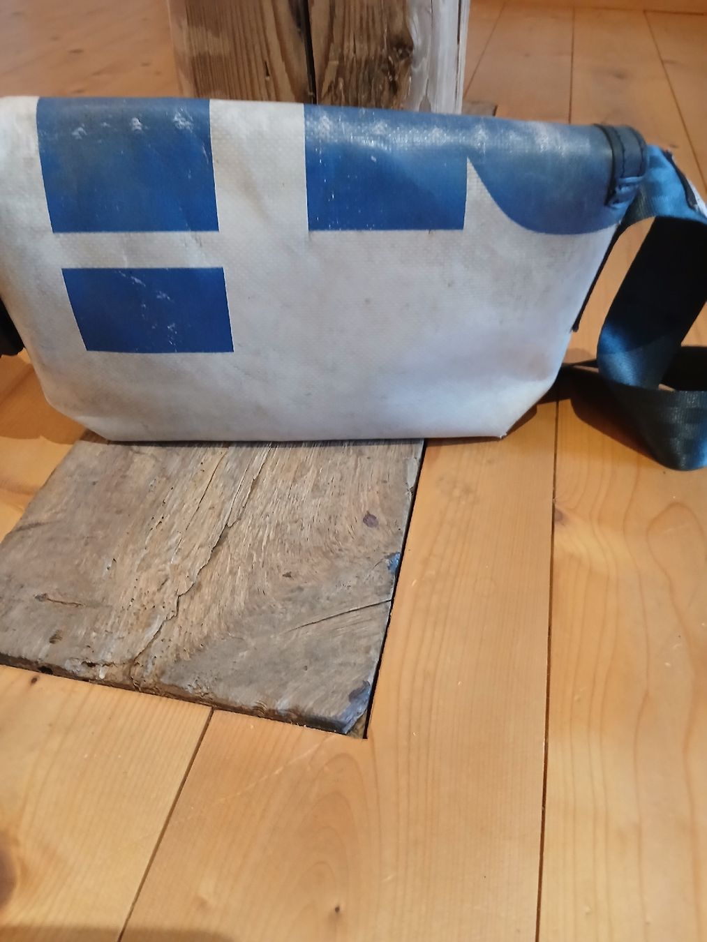 Freitag Borse: FREITAG  Messenger Bag KLEIN Blau/Weiss – Usato da Märstetten venduto da Chapep 1