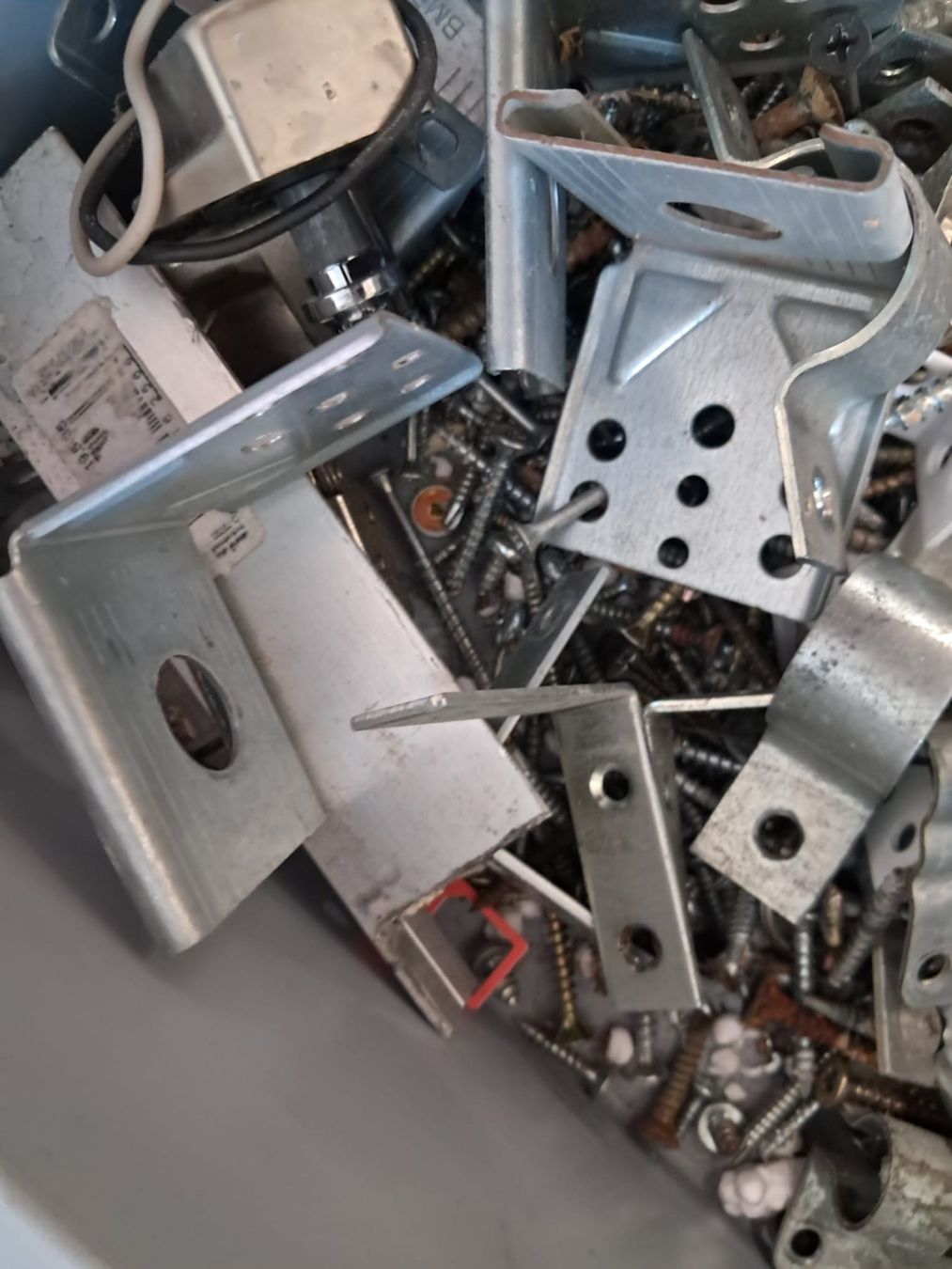 Ferramenta: Diverse Schrauben, Metallwinkel, Scharniere, Winkel – Usato da Zürich venduto da Lia107 3