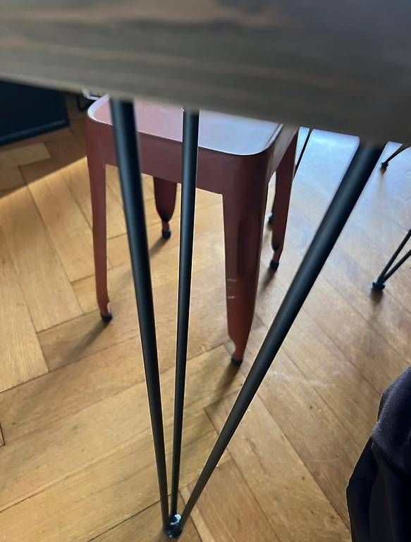 Tische: Table à manger style indus, plateau en pin recyclé – Gebraucht aus Lausanne von donegal333 3